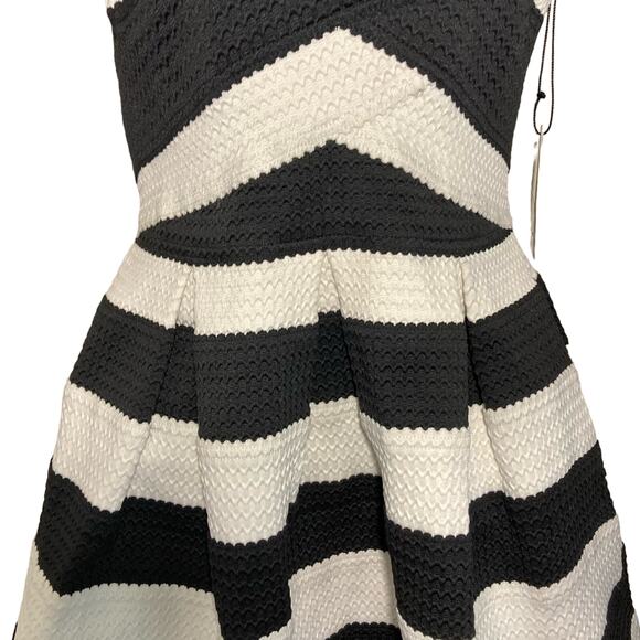 BCBG Max Azria Striped Fit And Flare Strapless Bandage Dress Size Medium M NWT - Picture 6 of 16